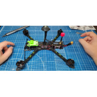 З чого складається FPV дрон і як його зібрати?